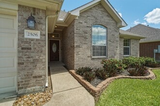 Building Photo - 2506 Barton Springs St