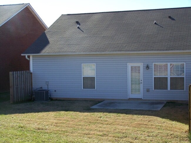 Building Photo - 2 bed, 2 bath, 2 car garage ranch style townhouse in N. Knoxville