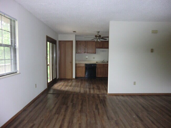 Foto del edificio - 18 Cherry Tree Ln