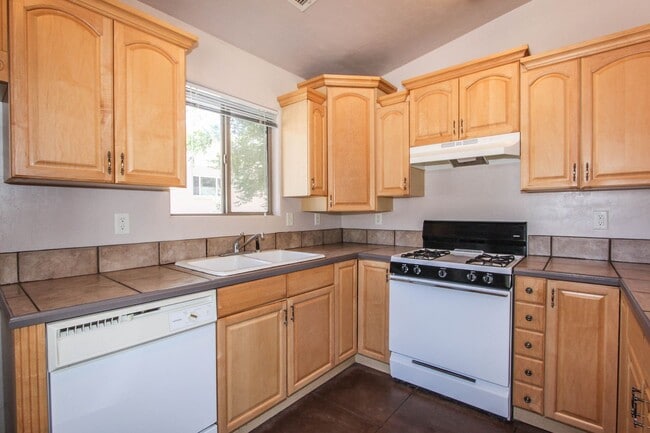 Building Photo - 202 Robinson Dr