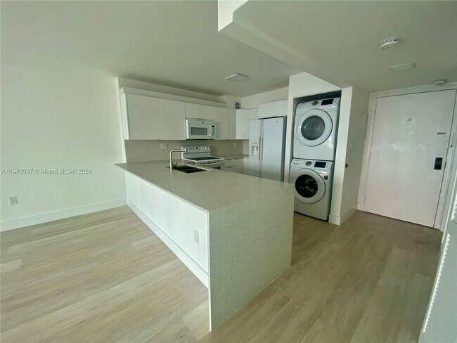 Building Photo - 1450 Brickell Bay Dr