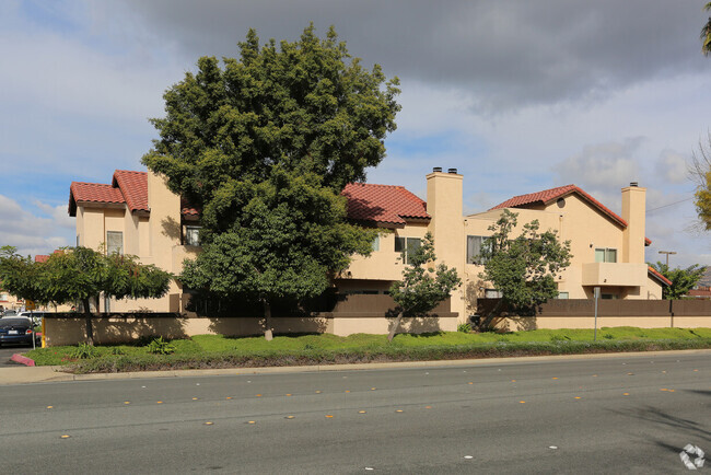 Building Photo - 1380 E Washington Ave