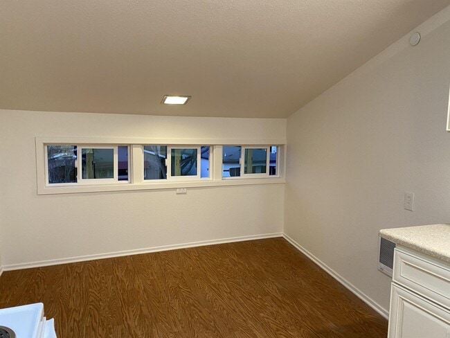 Building Photo - 1041 Paloma Ave