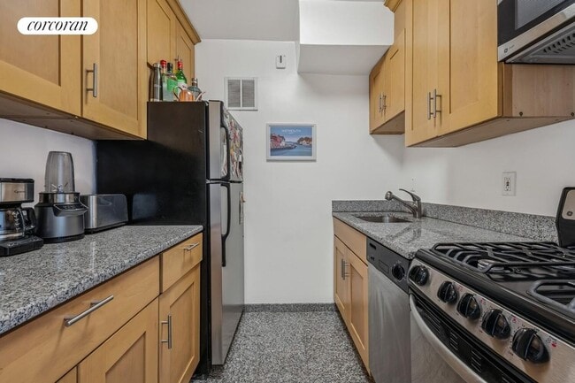 Building Photo - 200 E 58th St
