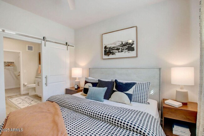 Foto del edificio - 28201 N Black Cyn Hwy