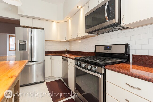 Foto del edificio - 2204 N Clybourn Ave