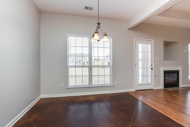 Building Photo - 8426 Linda Shore Cove