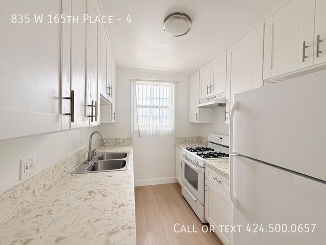 Building Photo - 835 W 165th Pl