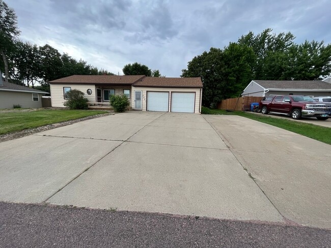 Foto del edificio - 2 Bed East Side Ranch with Partly Finished Basement!