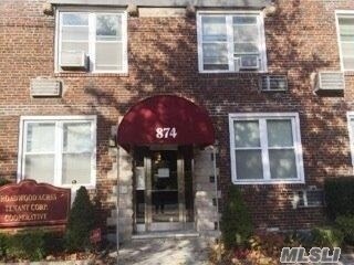 Foto principal - 874 W Broadway