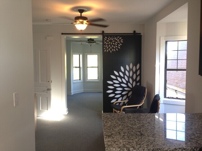 Foto del edificio - 3225 W McLean Ave