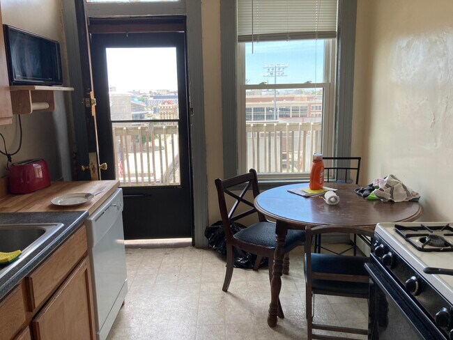 Foto del edificio - 328 E Knapp St