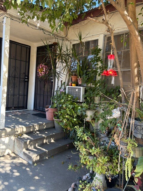 Foto del edificio - 7004 Hazeltine Ave