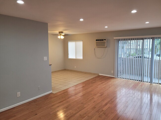 Living space, dining area, balcony entrance - 1444 N Vista St