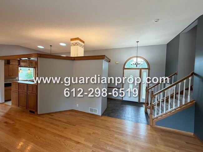 Foto del edificio - Maplewood House Available Now, Open Floor ...