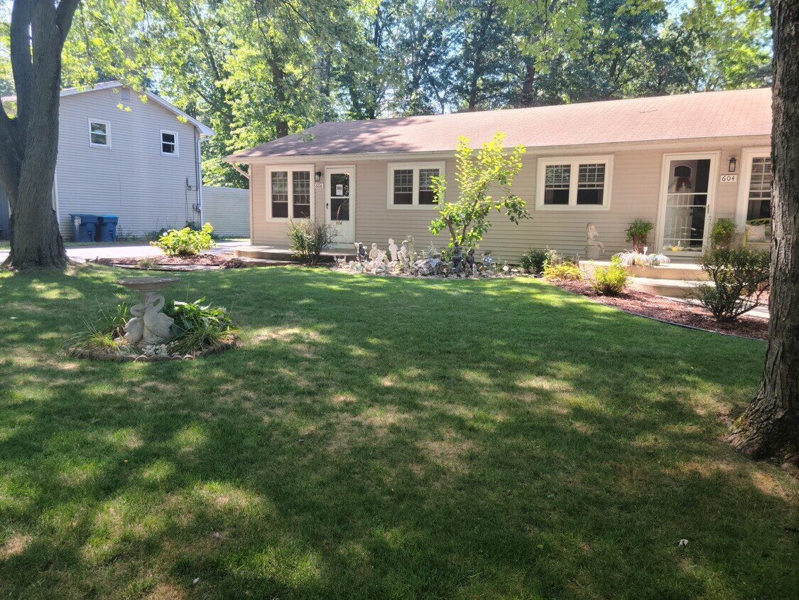 Front yard of duplex - 606 S 20th St