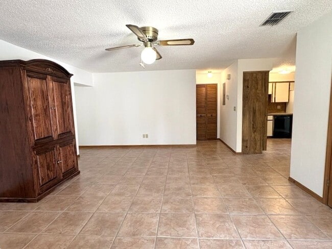 Building Photo - Cozy 2 Bedroom First Floor Condo!