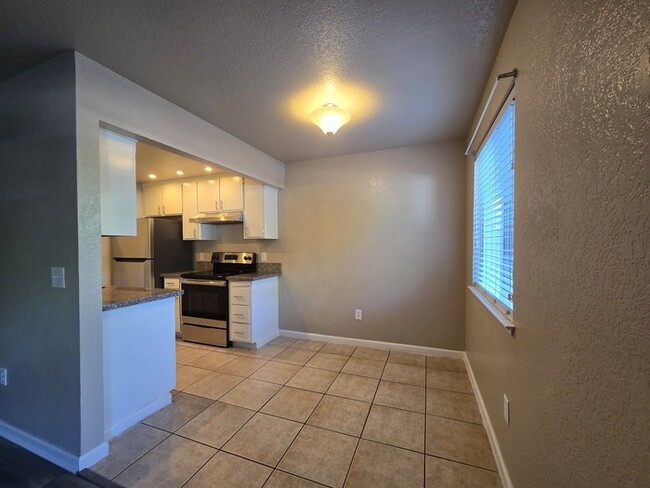 Building Photo - Beautiful 2 bedroom 2 bathroom condo in Or...