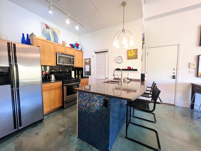Foto del edificio - 2401 E 6th St