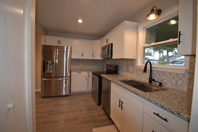 Building Photo - 2328 Oakwood St
