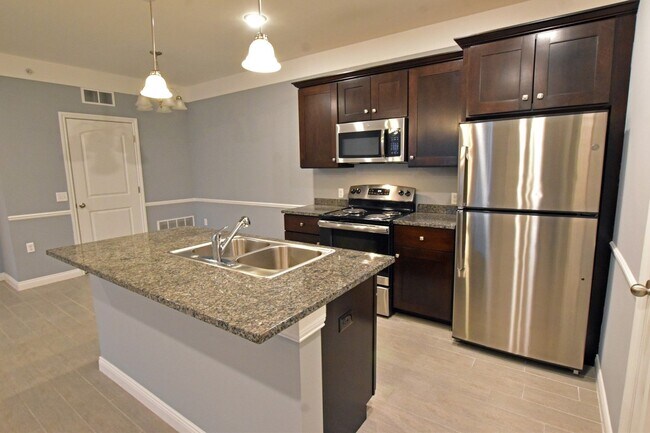 Foto del edificio - *SAVE $500 ON MAY MOVE-IN COSTS* Shelby To...
