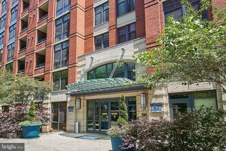 Building Photo - 1021 N Garfield St
