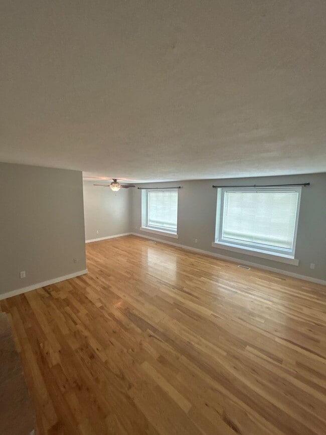 Foto del edificio - 3677 Carmelle Ct NE