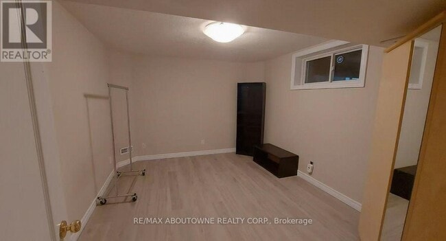 Building Photo - 7 Clairfields Dr W