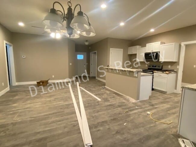 Building Photo - Gorgeous 4 Bedroom Ozark House Coming Earl...