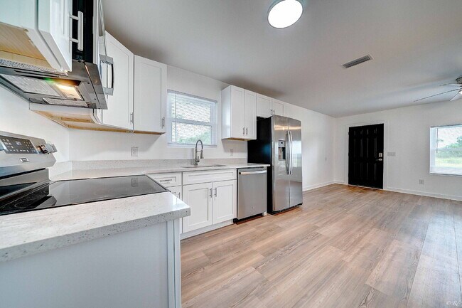 Foto del edificio - Freshly Renovated 2 Bed apartment in Lynn ...