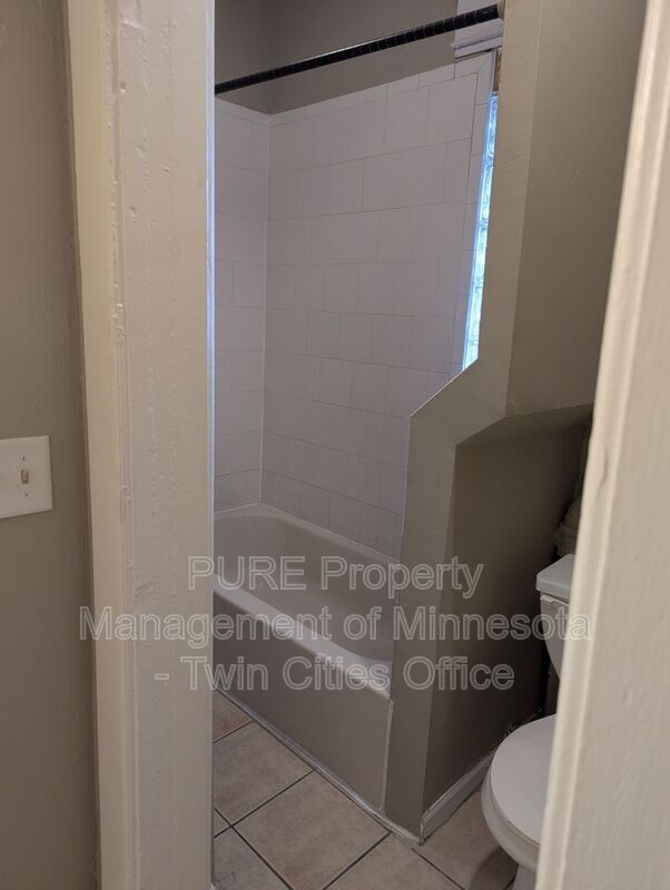 Building Photo - 605 Van Buren Ave