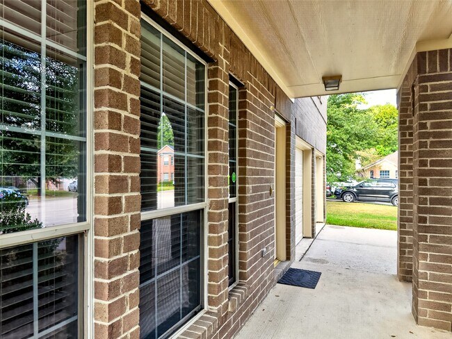 Foto del edificio - 4914 Jasmine Meadows Ln