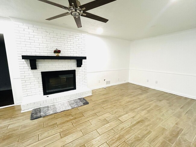 Building Photo - 2664 Abington Dr SW