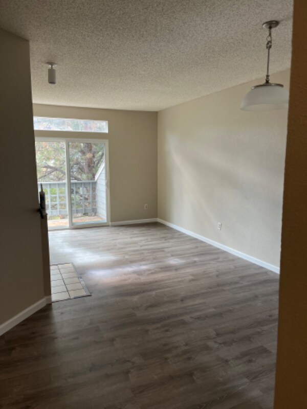 Foto del edificio - 7412 Singing Hills Dr