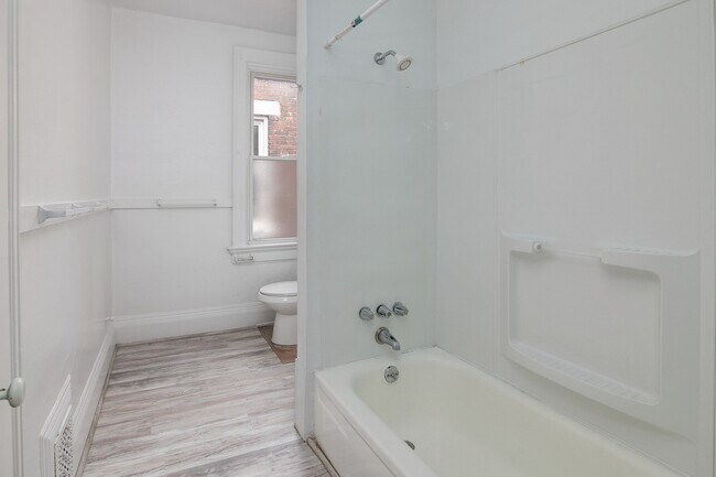 Foto del edificio - 2413 1/2 Clifton Ave.