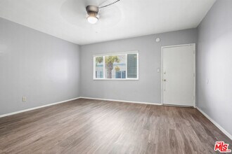 Building Photo - 115 N Oak St