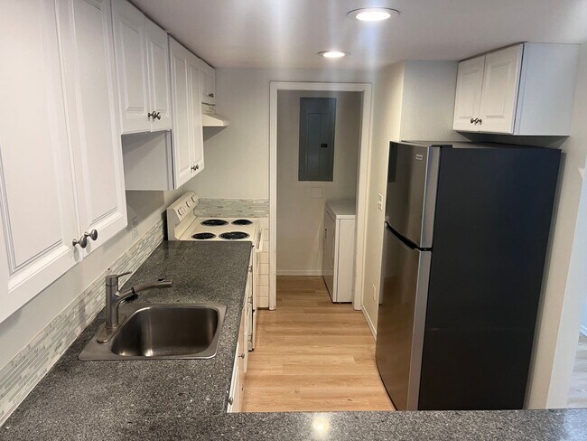 Foto del edificio - Two Bedroom Duplex Unit-Garage and nice fenced patio and side yard too
