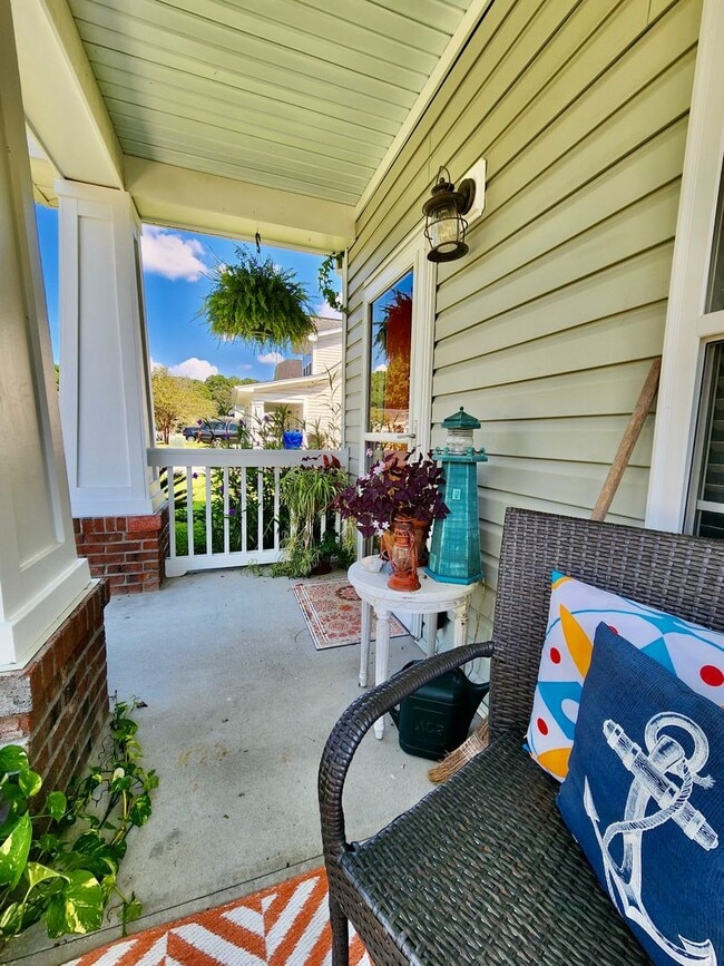 Building Photo - Adorable, well taken care of three bedroom...