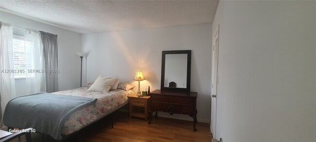 Building Photo - 424 N Riverside Dr