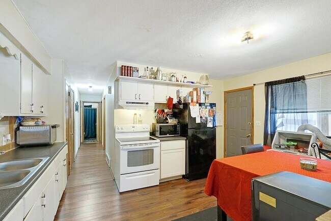 Foto del edificio - 7005 Dutton Ave N
