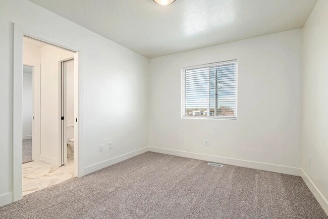 Building Photo - Charming Cedar City 3 Bedroom Townhome!