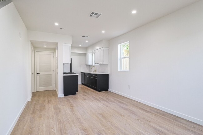 Foto del edificio - 1227 N June St