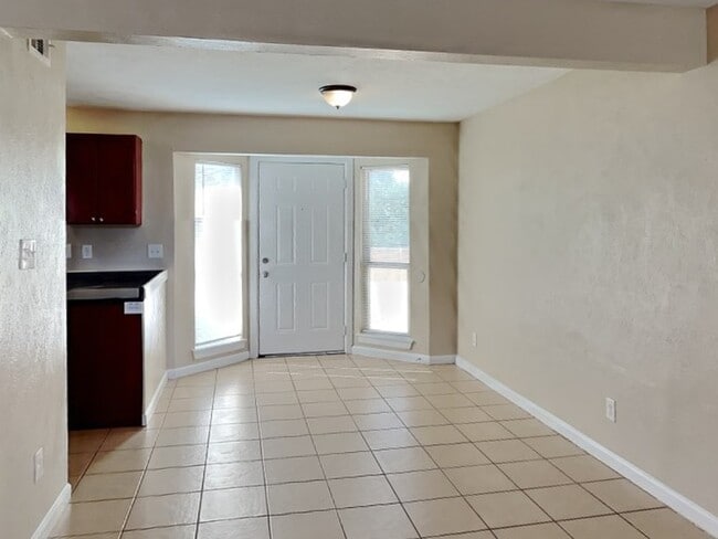 Building Photo - Make This Home Yours!!