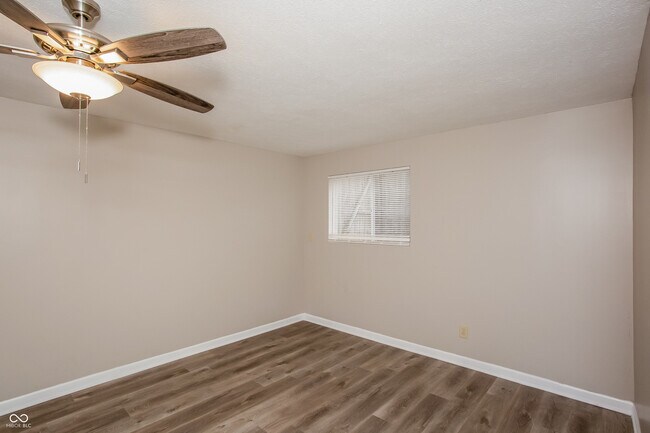 Foto del edificio - 4051 Luxembourg Cir W