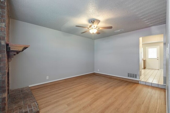 Foto del edificio - Kick it in Keller in this 2 story Townhome!