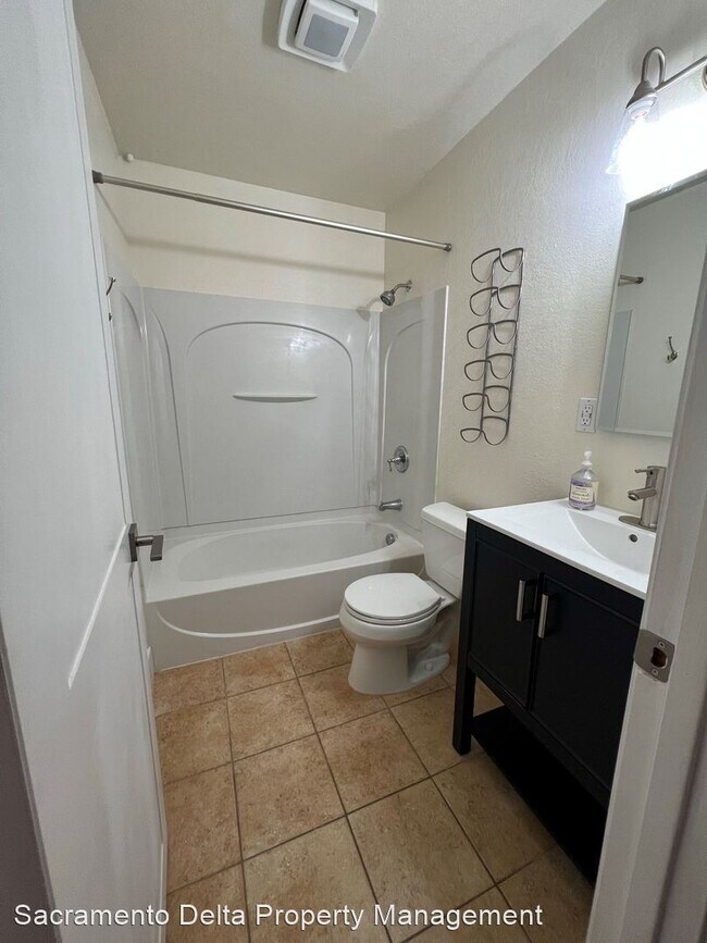 Building Photo - 2 br, 1 bath House - 6061 South Land Park Dr