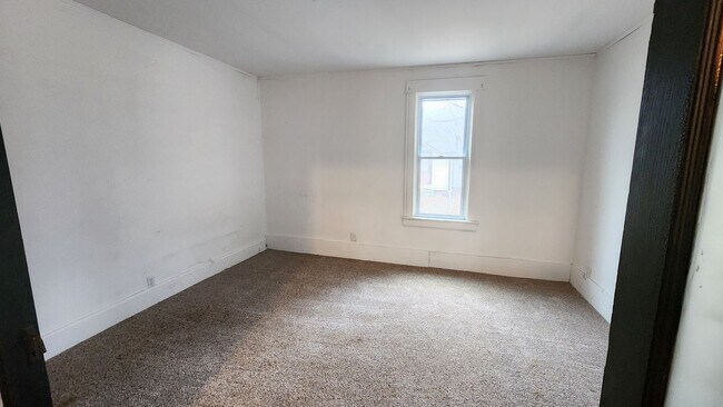 Foto del edificio - 3 Bed 1 Bath Home with Garage