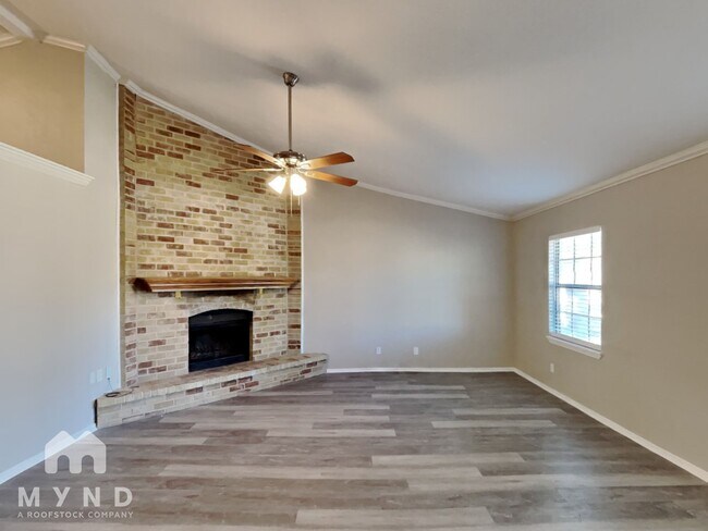 Foto del edificio - 325 Hemlock Dr