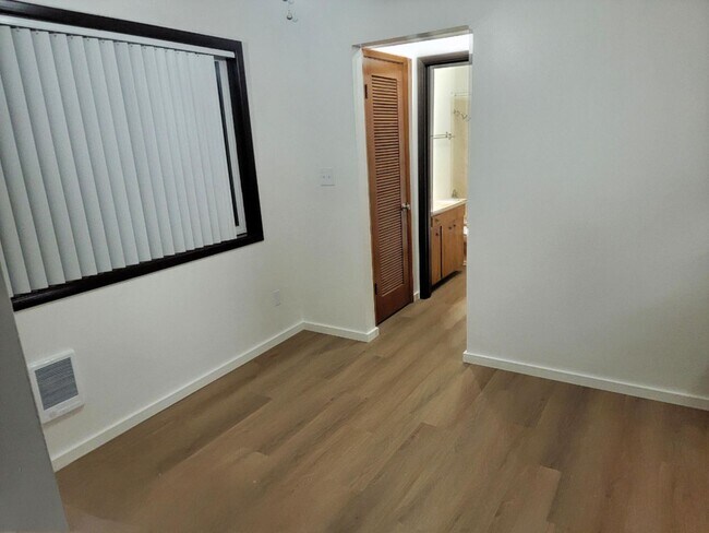 Building Photo - *!*!* Ground Floor Pet Friendly 1 Bedroom ...