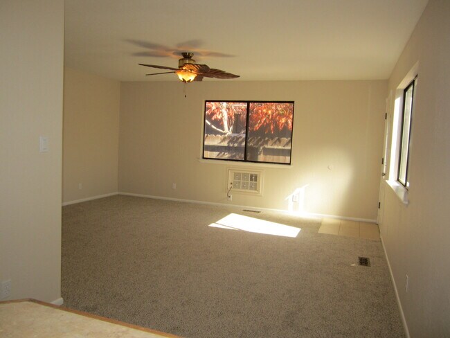 Building Photo - Convenient Location in North Carson City